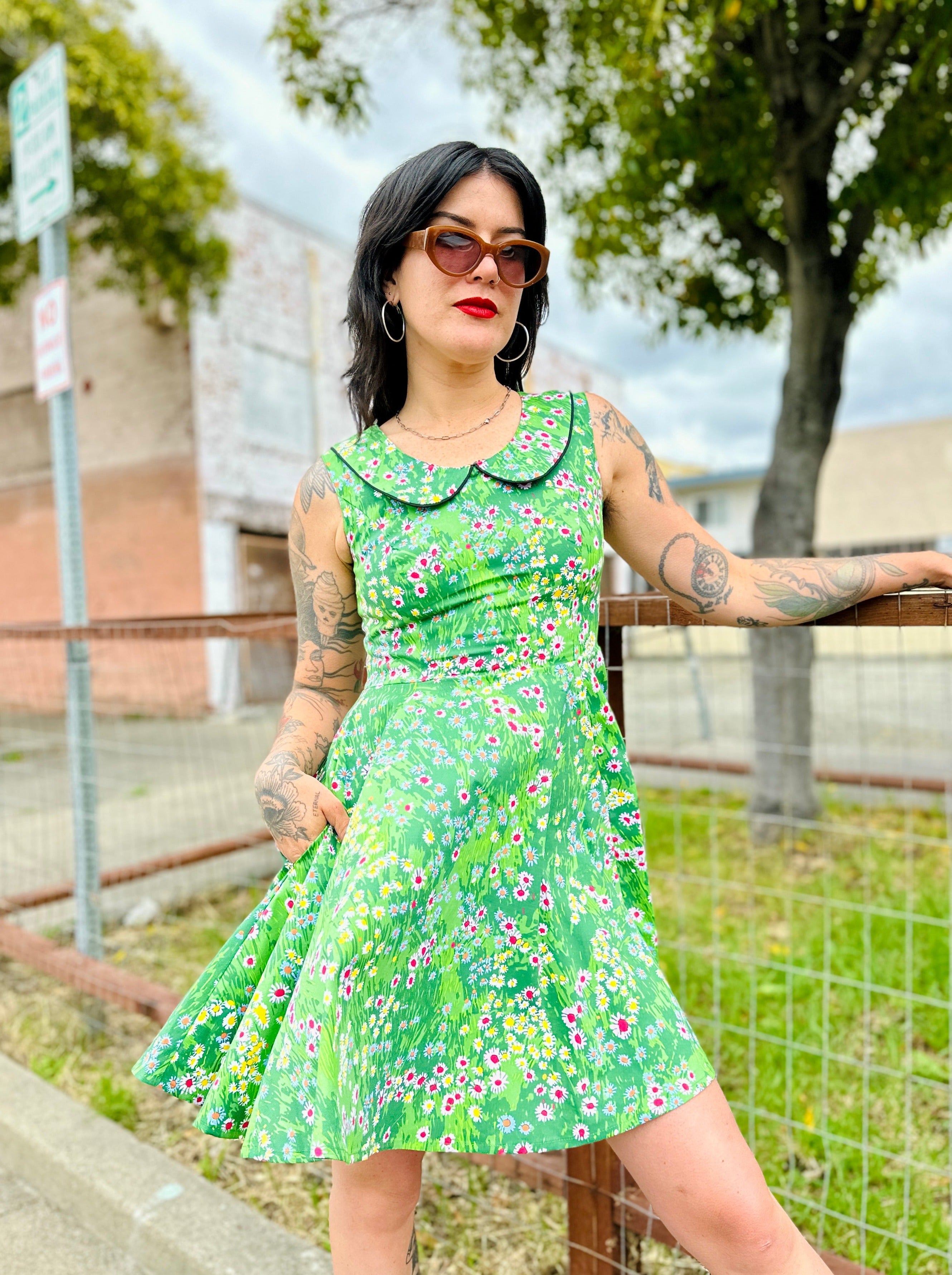 green peter pan dress Inspire Chic Women's Contrast Peter Pan Collar Puff Sleeve Fit and Flare Above Knee Dress M Dark Green