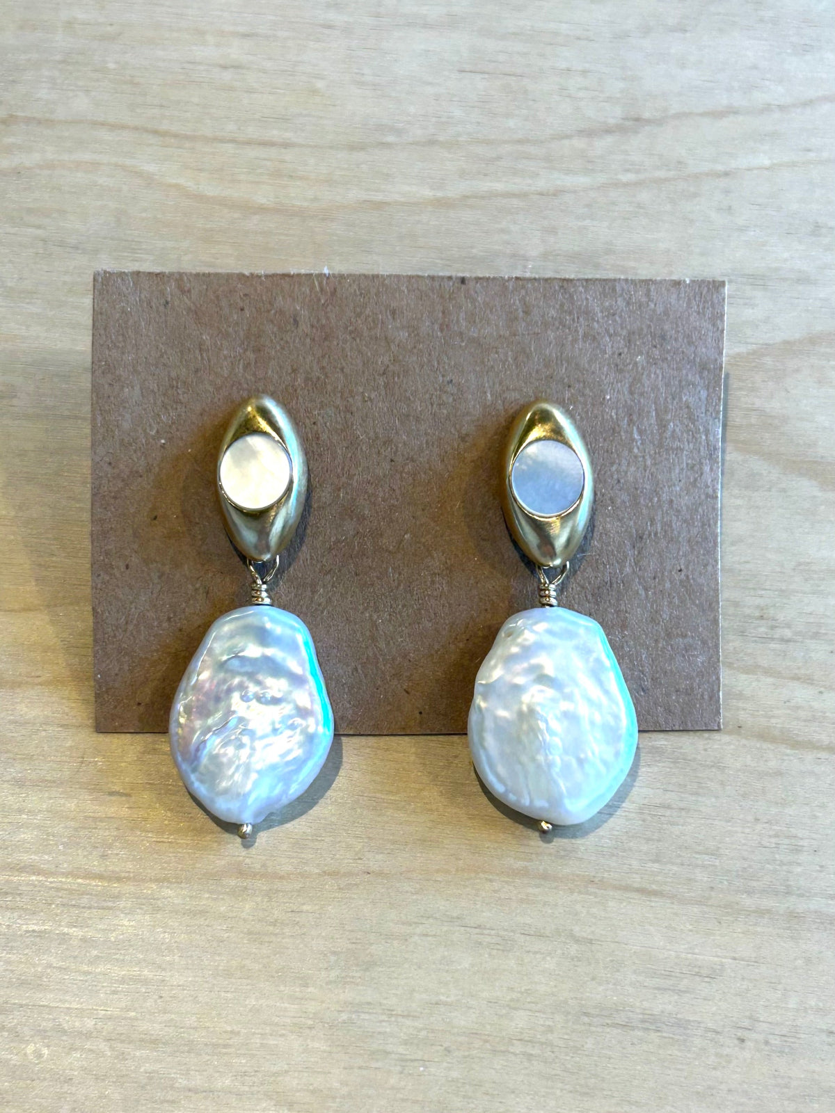 Oval Inlay Pearl Post Earrings
